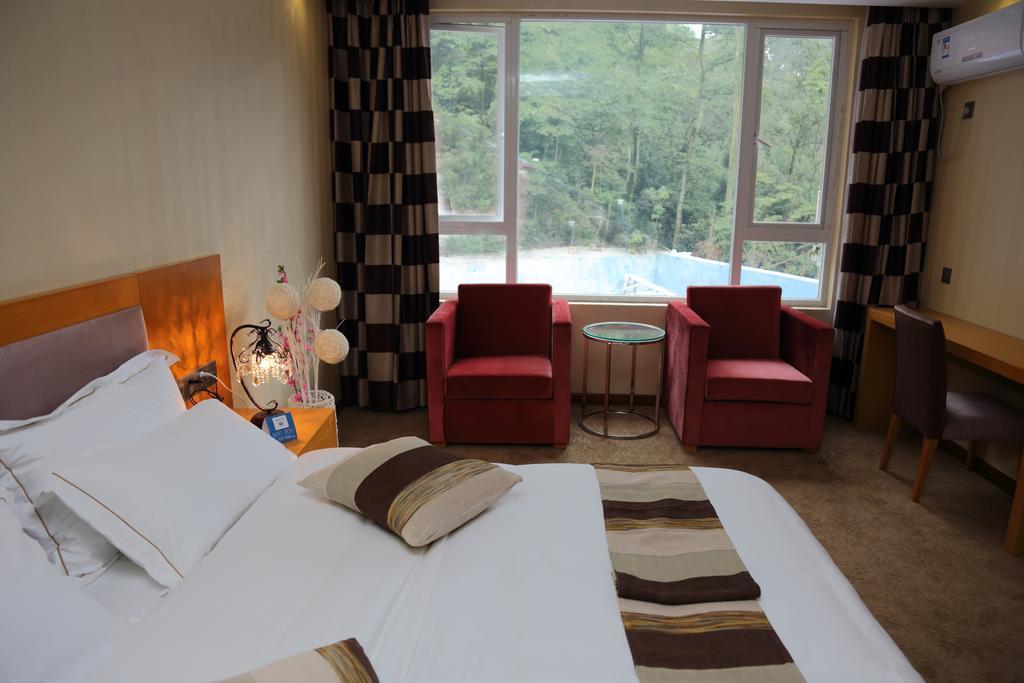 Panshan Tingquan Tuwo Holiday Resort Лэшань Номер фото
